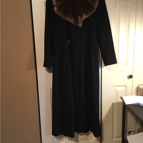 Elegant Perry Ellis/Saks 5th wool coat, fur collar - Picture 4 of 10